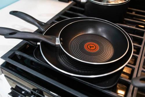 a pan sitting on top of a stove at Stylish Casita min from the beach ! in San Juan Capistrano