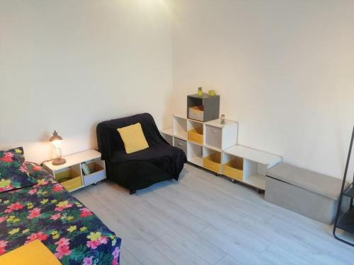 uma sala de estar com um sofá e uma cadeira em Logement+parking proche métro - total autonome em Villejuif