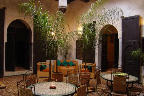 Coin salon dans l'établissement Riad Menthe Et Citron