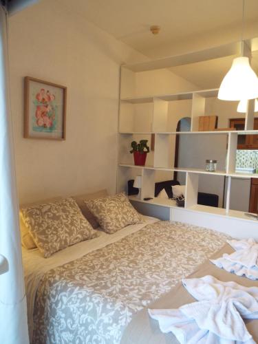 ein Schlafzimmer mit einem Bett und einem großen Spiegel in der Unterkunft A linda Cascais in Cascais