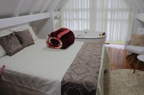- une chambre avec un lit et un bateau dans l'établissement Chalés Florescer nos Canyons, à Praia Grande