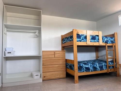 um quarto com 2 beliches e um closet em Casa de Campo en Cañete em Imperial