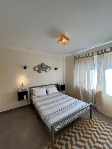 Ce lit se trouve dans une chambre dotée d'un ventilateur de plafond. dans l'établissement Logement gare Saint Charles ideal famille, à Marseille