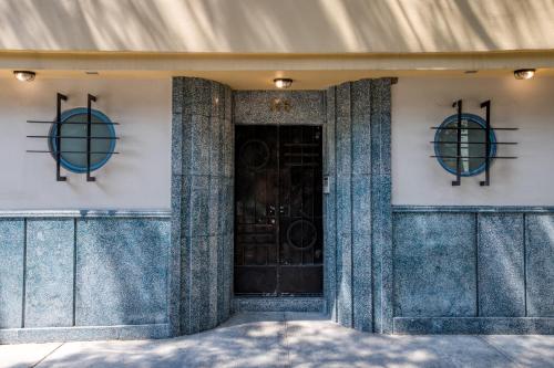 una puerta delantera de un edificio con dos ventanas en Vicente Suarez Vintage By Mr W, en Ciudad de México