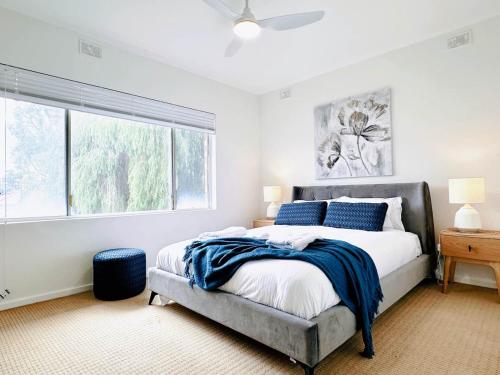 Ένα ή περισσότερα κρεβάτια σε δωμάτιο στο In Between City Sea & Airport - 2BR Vacation Home