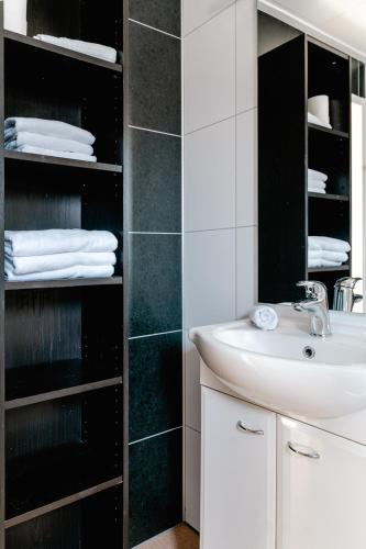 a bathroom with a sink and a mirror at Rijk aan Zee Ecolodges in Wijk aan Zee