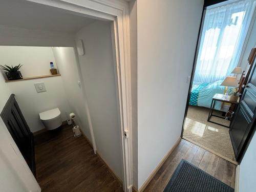een hal met een toilet en een kamer met een raam bij Maison à la Guitarde - Hôtel Particulier Hippolyte in Châteauroux