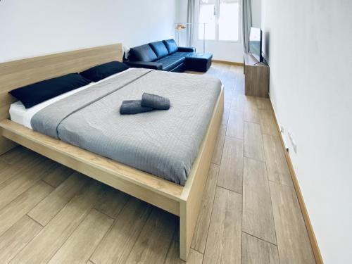 łóżko z dwoma poduszkami w sypialni w obiekcie APL SANTS LOFTS BCN FiRA CAMP NOU w Barcelonie
