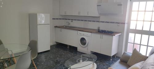 cocina con lavadora y secadora en una habitación en Ático en arenas de malaga, en Arenas
