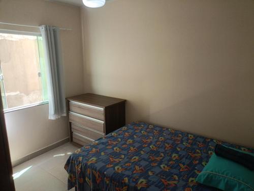 1 dormitorio con 1 cama, vestidor y ventana en Apartamento para temporada, en Vitória