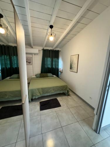 sypialnia z 2 łóżkami w pokoju w obiekcie Villa citron w mieście Ducos