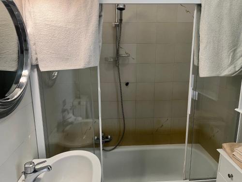 een badkamer met een douche en een wastafel bij Casina in Bellagio