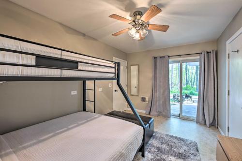 Katil dua tingkat atau katil-katil dua tingkat dalam bilik di Contemporary Retreat with Patio about 1 Mi to Beach