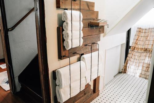 a towel rack with towels hanging on a wall at Tipy records house in Odawara