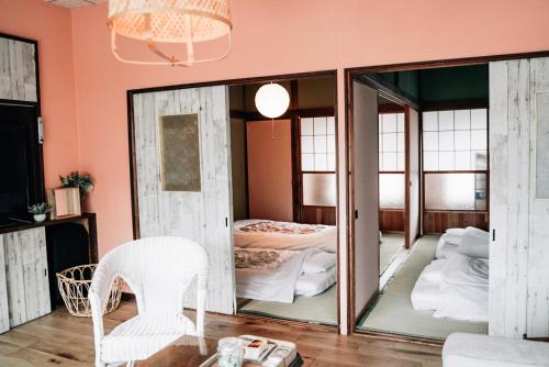 Habitación con espejo y cama en Tipy records house, en Odawara