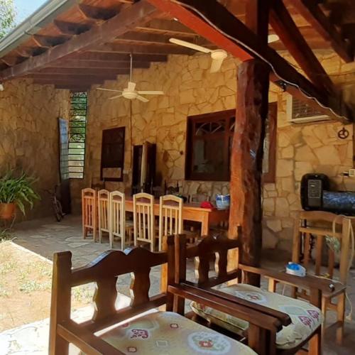 聖貝納迪諾的住宿－Cabaña Las Palmeras，石头房子的厨房和用餐区