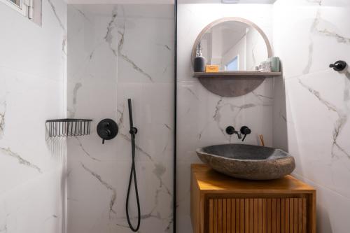 La salle de bains est pourvue d'un lavabo et d'un miroir. dans l'établissement A Place 4 U no13, à Athènes