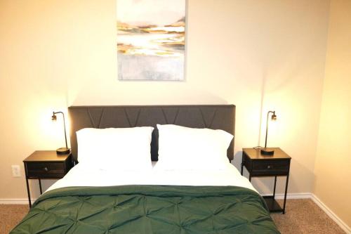 una camera da letto con un letto grande con due comodini di Lubbock haven 3Beds, 3 baths a Lubbock