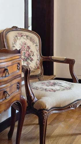 a chair and a dresser in a room at Residence Internazionale in Pietrasanta