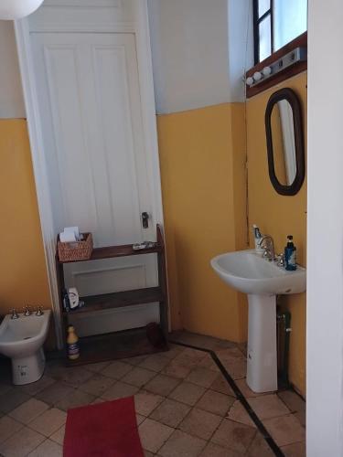 布宜諾斯艾利斯的住宿－Habitación en suite en el centro de Buenos Aires.，一间带水槽和卫生间的浴室