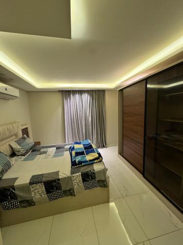 - une chambre avec un lit en face d'une fenêtre dans l'établissement Bright apartment ( شقة واسعة من 3 غرف ), au Caire