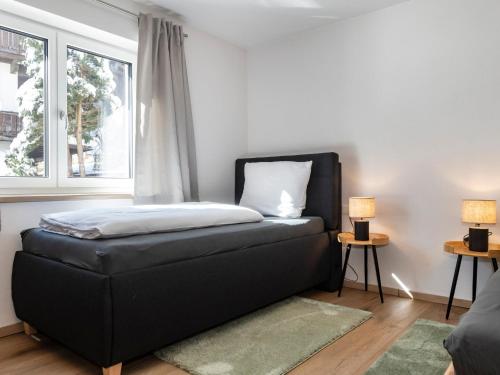 1 cama en una habitación con ventana en Tirolee Marchegg 1 OG Top 3 en Wildschönau