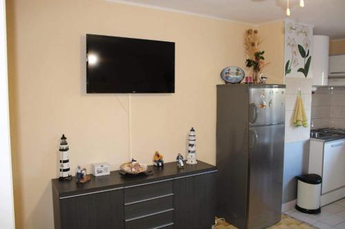 Il comprend une cuisine équipée d'un réfrigérateur et une télévision murale. dans l'établissement Studio cap Agde, au Cap d'Agde