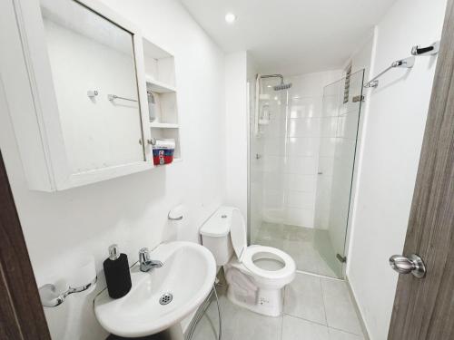 y baño con aseo, lavabo y ducha. en Apt AA 15min CC B/Vista low cost, en Barranquilla