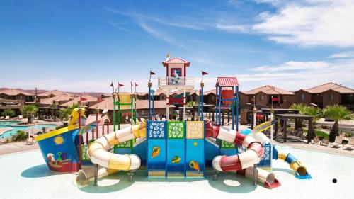un parque infantil en un complejo con parque acuático en Double the Fun combo - Canyon Springs 76 and Desert Moose 75 home en Santa Clara