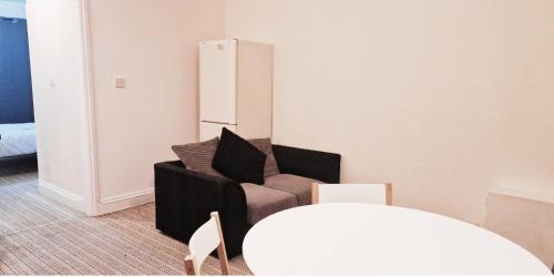 sala de estar con sofá y silla en Cozy 1 Bedroom Flat Nr Nottingham, en Nottingham
