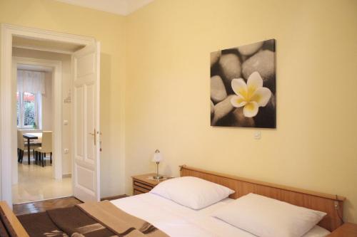 Postel nebo postele na pokoji v ubytování Apartments by the sea Lovran, Opatija - 7856