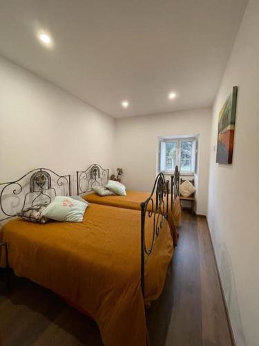 2 Einzelbetten in einem Zimmer mit in der Unterkunft Casa da Bivó in Figueiró dos Vinhos