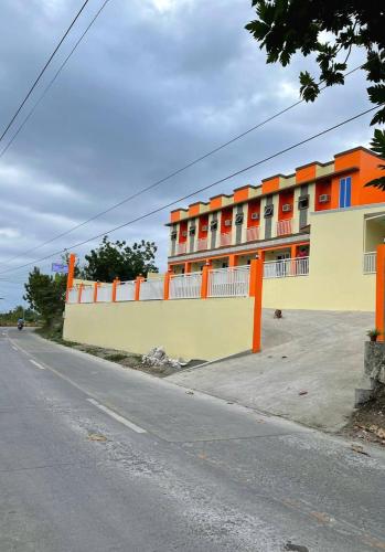モアルボアルにあるMoalboal-Aballe Pension houseの通り側のオレンジの柵付きの建物