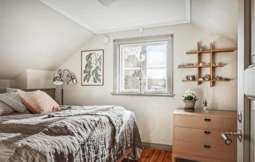 En eller flere senger på et rom på 4 Bedroom Stunning Home In Visby