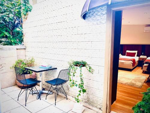 a patio with chairs and a table with a plant at Besiktas KonukEvi in Istanbul