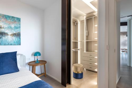 1 dormitorio con cama, mesa y armario en Lussuosa Villa di Design in Sicilia con Piscina e Vista Mare Relax e Comfort a 5 stelle, en Ragalna