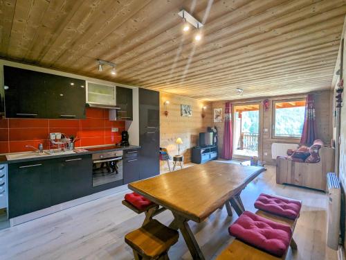 Il comprend une cuisine et une salle à manger avec une table en bois. dans l'établissement Beau gîte rénové près de La Bresse-Hohneck avec terrasse et parking - FR-1-589-264, à La Bresse