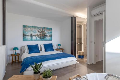 1 dormitorio con 1 cama grande con almohadas azules en Lussuosa Villa di Design in Sicilia con Piscina e Vista Mare Relax e Comfort a 5 stelle, en Ragalna
