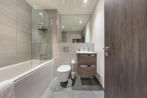 Koupelna v ubytování Cosy Central 1 Bed Apartment in Slough Sleeps 4