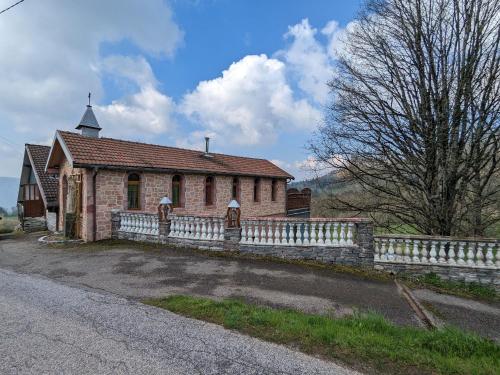 Ancienne chapelle aménagée en gîte indépendant avec terrasse et cheminée - FR-1-589-463