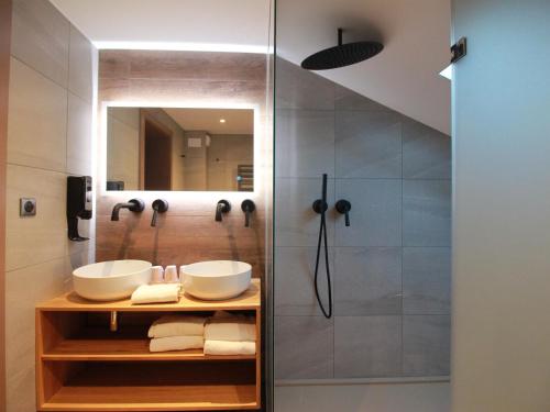 ein Bad mit 2 Waschbecken und einer Dusche in der Unterkunft Gîte Rouffach, 3 pièces, 4 personnes - FR-1-744-16 in Rouffach