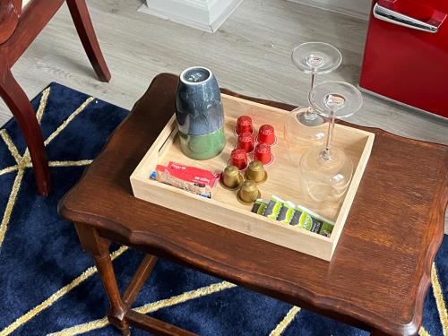 a table with two wine glasses and a tray with dominoes at De Bronzen Koets in Nijmegen