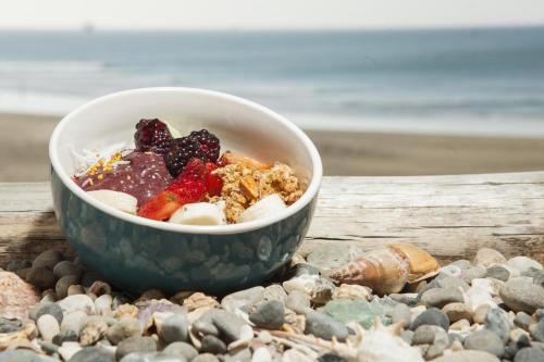 een fruitschaal op een strand met rotsen bij LA PUNTA LOBITOS HOTEL in Talara