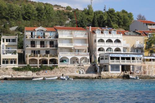 Apartments by the sea Milna, Hvar - 22619