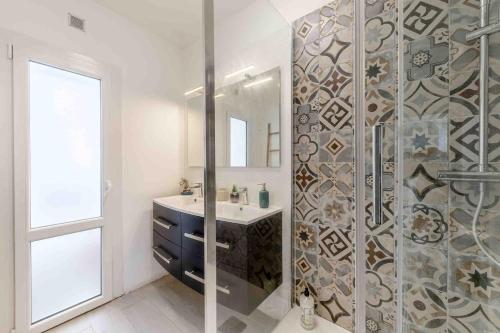 a bathroom with a shower with a sink and a mirror at Appartement de 3 chambres avec terrasse amenagee et wifi a Gradignan in Gradignan