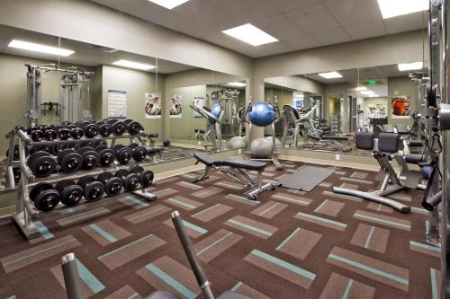 uma sala de fitness com um ginásio com pesos em OUTRIGGER Honua Kai Resort and Spa em Lahaina