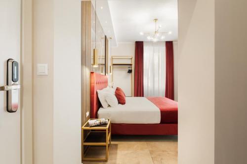 een hotelkamer met een bed en een tafel bij AlbaDea Déco&Jacuzzi in Rome