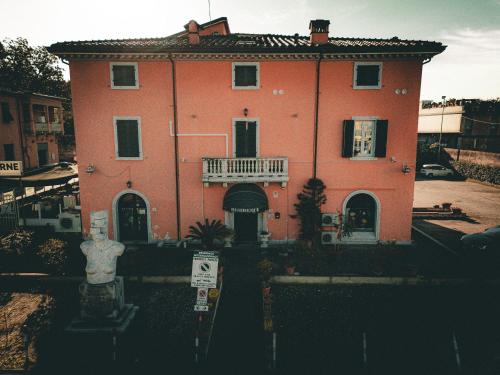 a large orange building with a balcony on it at Residence Internazionale in Pietrasanta