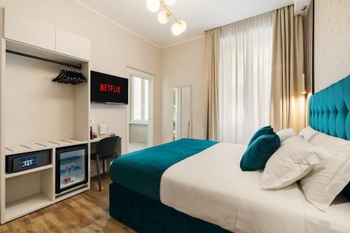 a hotel room with a bed and a desk at AlbaDea Déco&Jacuzzi in Rome