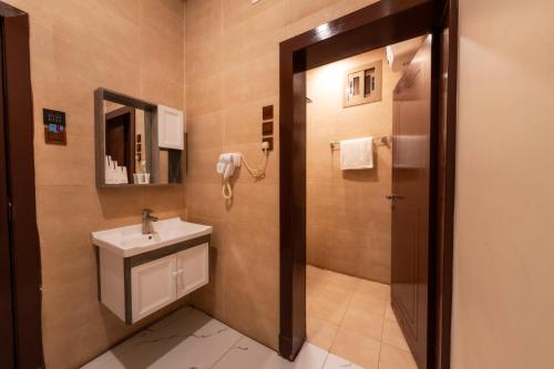 y baño con lavabo y espejo. en Diaara Hotel Appartments, en Khamis Mushayt